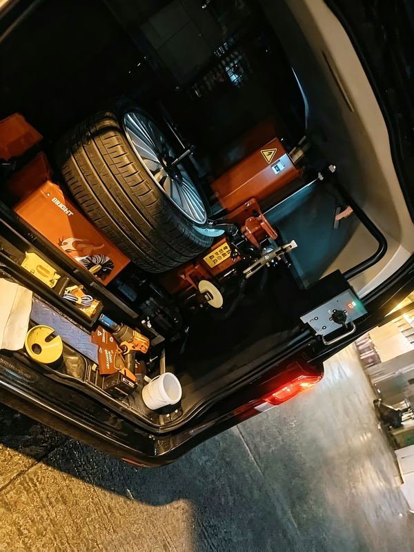 全副武裝流動換呔車：拆呔機、新舊呔、工具一應俱全