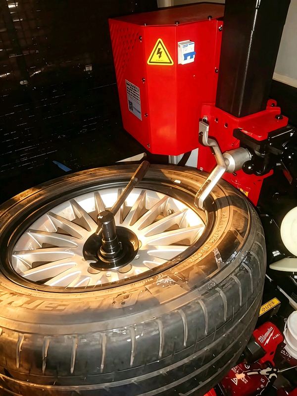 全新呔即場安裝：MICHELIN PS4 235/50ZR17 高性能呔