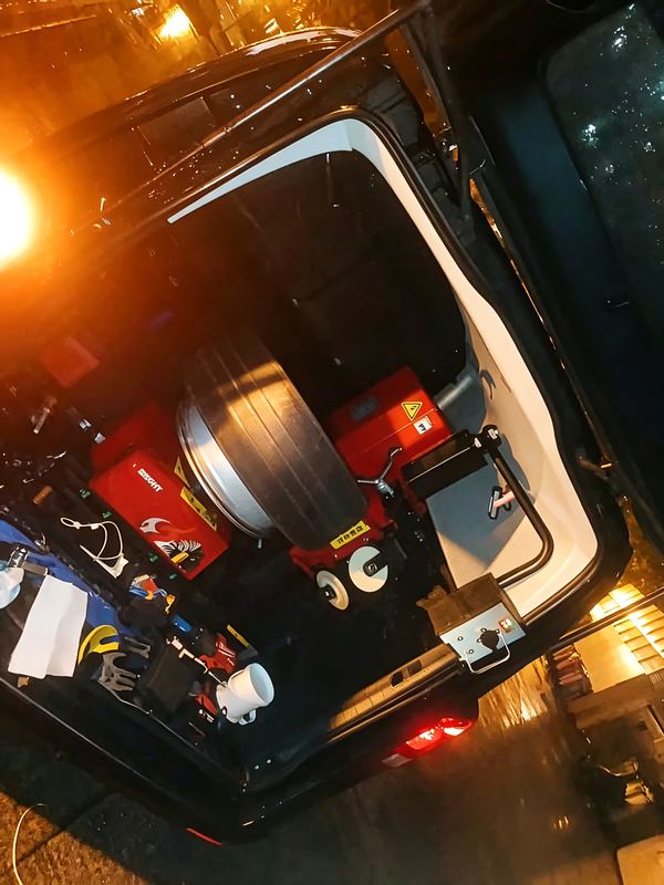 車尾工作間：拆呔機、紅色工具箱、即場補呔